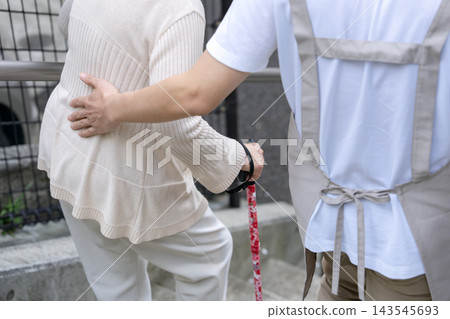 為老年人提供購物協助服務、老年護理和足部護理。 為老年人提供購物協助服務、老年護理和足部護理。 143545693