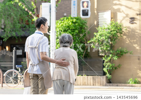 為老年人和老年護理人員提供購物協助服務。 為老年人和老年護理人員提供購物協助服務。 143545696