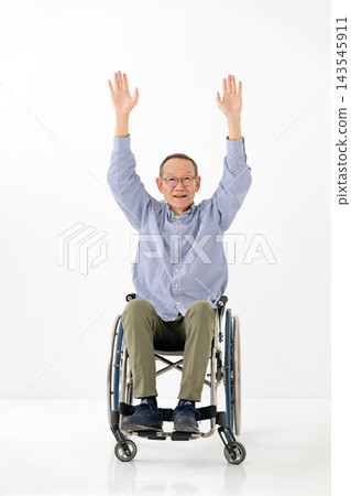 一位坐在輪椅上的老人揮舞著全身。 143545911