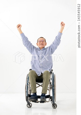 坐輪椅的老年男子，全身照，勝利姿勢 143545912