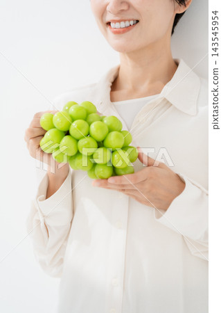 Shine Muscat grapes, woman, close up Shine Muscat grapes, woman, close up 143545954