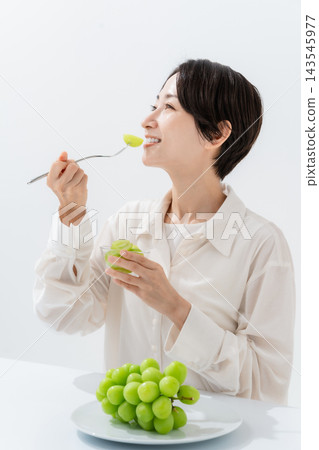 女人吃光澤馬斯喀特 143545977