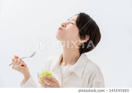 女人吃光澤馬斯喀特 143545983