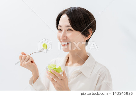 女人吃光澤馬斯喀特 143545986
