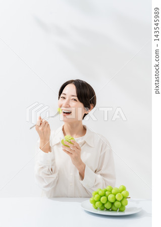 女人吃光澤馬斯喀特 143545989