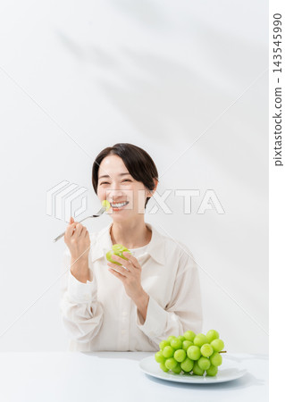 女人吃光澤馬斯喀特 143545990