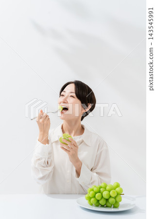 女人吃光澤馬斯喀特 143545991