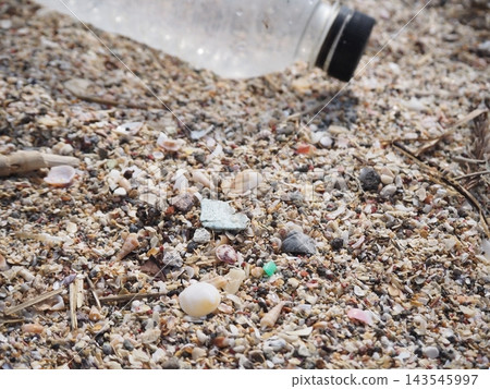 Plastic waste in the ocean (close-up) Plastic waste in the ocean (close-up) 143545997