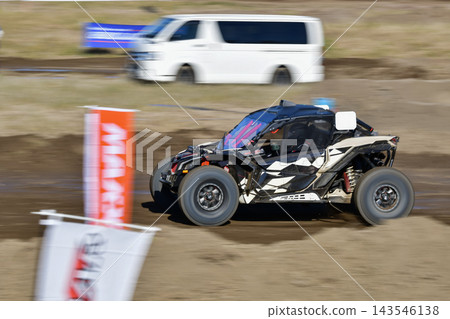 鏡頭緩緩移動,一輛黑色越野車飛馳在泥濘的賽道上。 鏡頭緩緩移動,一輛黑色越野車飛馳在泥濘的賽道上。 143546138