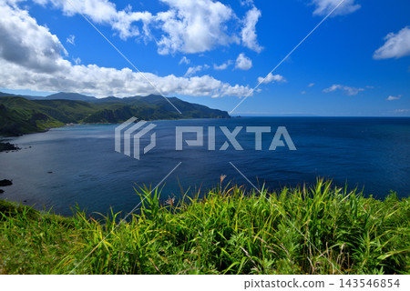 從北海道積丹半島神威岬燈塔眺望立岩和神崎岬方向的壯麗海景和海岸線(1) 從北海道積丹半島神威岬燈塔眺望立岩和神崎岬方向的壯麗海景和海岸線(1) 143546854