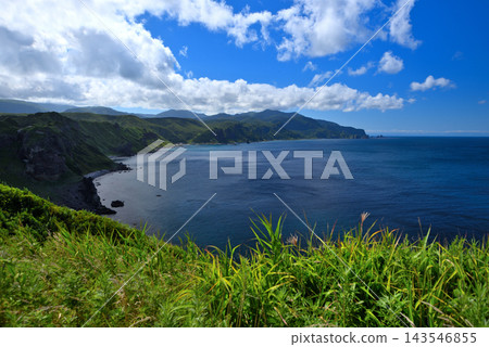 從北海道積丹半島神威岬燈塔眺望立岩和神崎岬方向的壯麗海景和海岸線(2) 從北海道積丹半島神威岬燈塔眺望立岩和神崎岬方向的壯麗海景和海岸線(2) 143546855