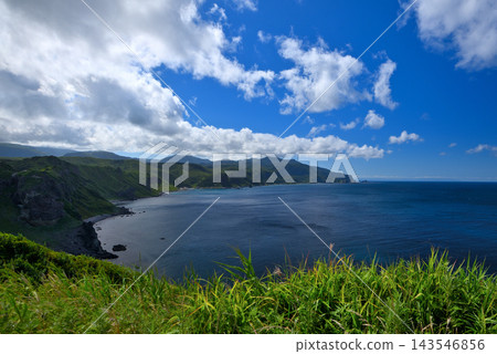 從北海道積丹半島神威岬燈塔眺望神威岬方向的美麗海景，藍天倒映在海面上（1） 143546856