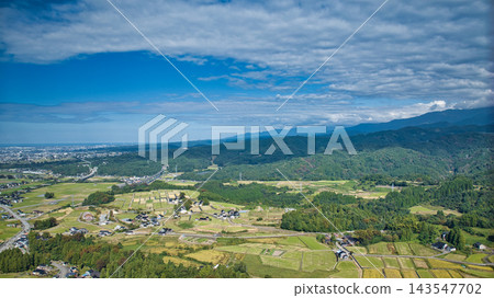 富山縣早月川右岸的秋天天空和景色 富山縣早月川右岸的秋天天空和景色 143547702