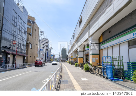 東京世田谷區小田急市場及千歲船橋車站前的道路的城市景觀。 143547861