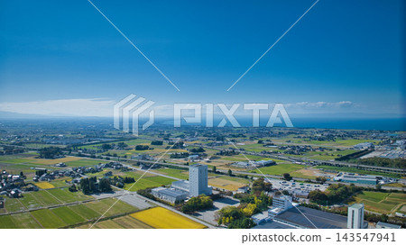 富山縣早月川左岸的秋天天空景色。 富山縣早月川左岸的秋天天空景色。 143547941