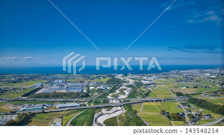 從富山縣可以看到早月川以及隔富山灣對岸的能登半島。 從富山縣可以看到早月川以及隔富山灣對岸的能登半島。 143548214