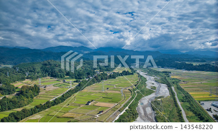 從富山縣可以看到早月川以及隔富山灣對岸的能登半島。 從富山縣可以看到早月川以及隔富山灣對岸的能登半島。 143548220