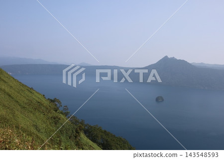 深秋時節，湖面籠罩在薄霧之中。 143548593