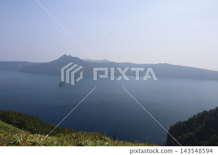 湖水籠罩在霧氣中 湖水籠罩在霧氣中 143548594