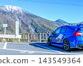 秋日的男體山,以及日光伊呂波坡上的一輛藍色汽車。 秋日的男體山,以及日光伊呂波坡上的一輛藍色汽車。 143549364