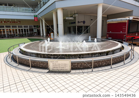 在神奈川縣橫濱市青葉區美丘多摩廣場露台噴泉附近休息 在神奈川縣橫濱市青葉區美丘多摩廣場露台噴泉附近休息 143549436