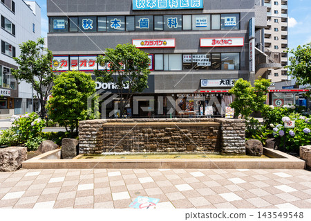 在東京武藏野市 JR 武藏堺站北出口的水邊休息片刻。 在東京武藏野市 JR 武藏堺站北出口的水邊休息片刻。 143549548