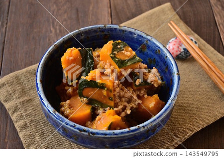 南瓜用肉末醬汁慢燉，盛於藍色碗中。 143549795