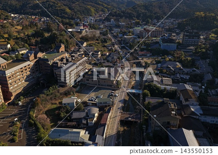 從空中俯瞰島根縣松江市玉造溫泉小鎮的照片。 143550153