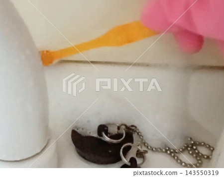 清理浴室水槽的縫隙 清理浴室水槽的縫隙 143550319
