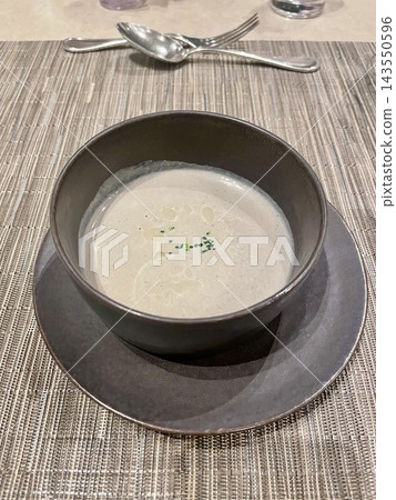一道熱湯,標誌著正餐的開始。 一道熱湯,標誌著正餐的開始。 143550596