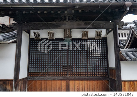 一座採用傳統格子窗和木造建築的地藏菩薩殿。 一座採用傳統格子窗和木造建築的地藏菩薩殿。 143551042
