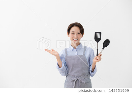一張烹飪圖片,圖中一位女士左手拿著鍋鏟。 一張烹飪圖片,圖中一位女士左手拿著鍋鏟。 143551999