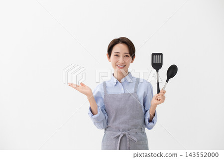 一張烹飪圖片,圖中一位女士左手拿著鍋鏟。 一張烹飪圖片,圖中一位女士左手拿著鍋鏟。 143552000