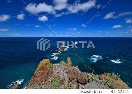 A view from the tip of Cape Kamui on the Shakotan Peninsula in Hokkaido: a landscape with nothing but Kamui Rock and the horizon - Shakotan Town, Hokkaido (2) A view from the tip of Cape Kamui on the Shakotan Peninsula in Hokkaido: a landscape with nothing but Kamui Rock and the horizon - Shakotan Town, Hokkaido (2) 143552115
