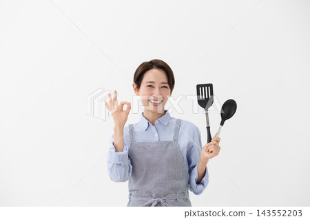 一張烹飪圖片，圖中一位女士左手拿著鍋鏟。 143552203
