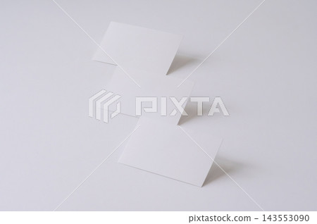 白色背景和三張白色卡片 143553090