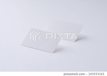 白色背景和兩張白色卡片 白色背景和兩張白色卡片 143553101