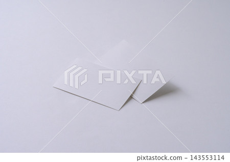 白色背景和兩張白色卡片 白色背景和兩張白色卡片 143553114