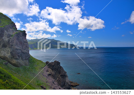 從北海道積丹半島神威岬的步道上可以看到立岩層及其後方沼前的大面積土石流區(3) 從北海道積丹半島神威岬的步道上可以看到立岩層及其後方沼前的大面積土石流區(3) 143553627