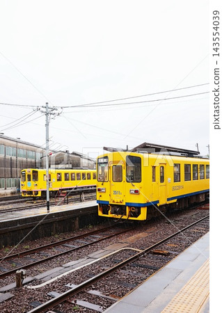 列車停靠在島原鐵道島原船津站的月台上,列車停靠在車輛段。 列車停靠在島原鐵道島原船津站的月台上,列車停靠在車輛段。 143554039