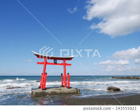 Torii漂浮在海中 Torii漂浮在海中 143555021