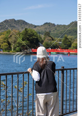 透過赤城大沼看到的赤城神社 143555417