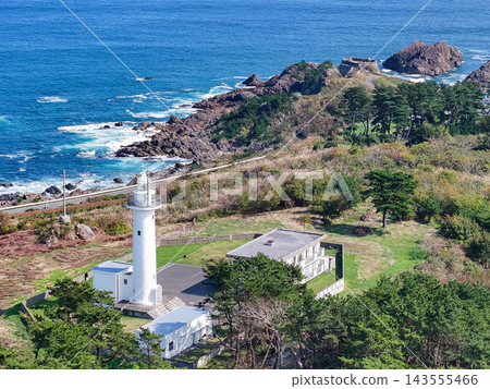 青森郡：碧海藍天與白色燈塔交相輝映，構成一幅令人心曠神怡的海岸風光－八戶市 143555466