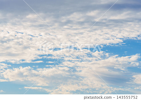 夏日傍晚風景特寫 34,展現了藍天白雲。 夏日傍晚風景特寫 34,展現了藍天白雲。 143555752