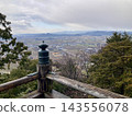 從滋賀縣東近見市立太郎坊神社眺望冬季鄉村景色 143556078