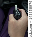 車內，一名男子的手拿著電子煙。 143556976