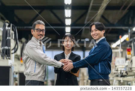一群工廠工人握手。業務傳承、合夥、交易、併購、經紀、推薦、製造、團結、支持、合作 一群工廠工人握手。業務傳承、合夥、交易、併購、經紀、推薦、製造、團結、支持、合作 143557228