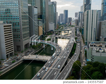 從大阪中之島一棟大樓的高層俯瞰城市。 從大阪中之島一棟大樓的高層俯瞰城市。 143557587