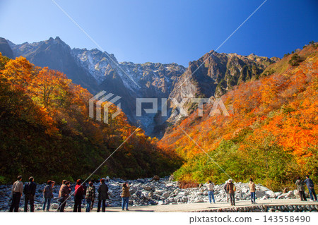 一澤澤和紅葉的遊客 143558490