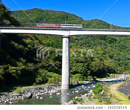 穿過山谷的野生岩石鐵路 穿過山谷的野生岩石鐵路 143558514